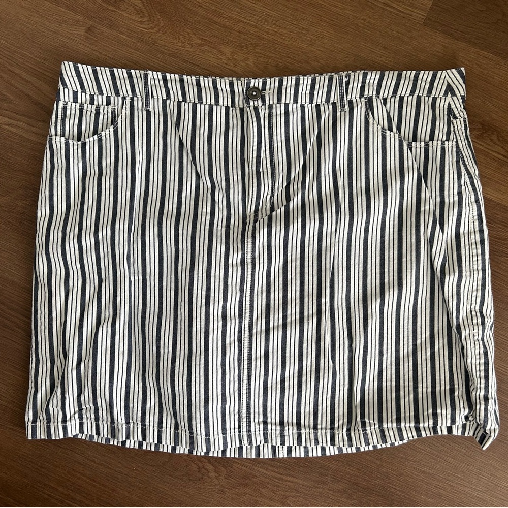 Croft & Barrow Navy and White Striped Skort